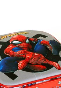 Mochila de Spider-Man que presenta colores rojo y azul brillantes, una gráfica texturizada de Spider-Man, con un fondo gris y un borde rojo.