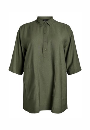 Luźna oliwkowa koszula z krótkim rękawem, zapinana pod szyją, z dwoma przednimi kieszeniami naszytymi.