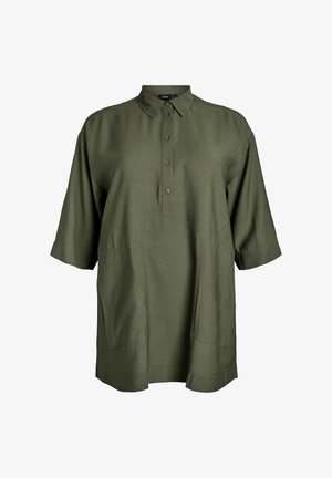 Chemise olive décontractée à manches courtes, col boutonné et deux poches plaquées à l'avant.