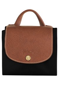 Gefaltete schwarze Stofftasche mit strukturiertem braunem Lederdeckel und Griff, ausgestattet mit weißen Nähten und einem goldenen runden Knopfverschluss.