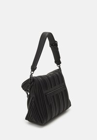 Borsa nera a pieghe realizzata in materiale sintetico, caratterizzata da una tasca anteriore con zip e una tracolla regolabile. Superficie testurizzata con morbide pieghe.