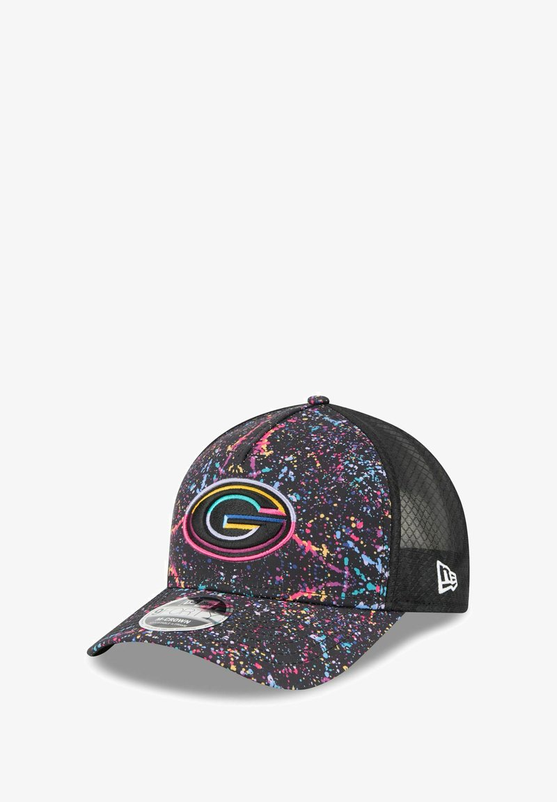 Casquette noire avec un design de peinture éclaboussée en rose, bleu et jaune ; elle comporte un logo à l'avant, un dos en maille et une visière incurvée.