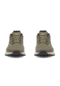 Olive zaļas sporta kedas ar melniem akcentiem, ar teksturētu augšdaļu, kontrastējošu dzeltenu šuvju un traipotu zoli.