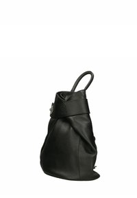 Bolso de cuero negro con un acabado texturizado, que presenta un diseño relajado, una parte superior ancha y un solo asa. Detalles de herrajes añaden un toque especial.