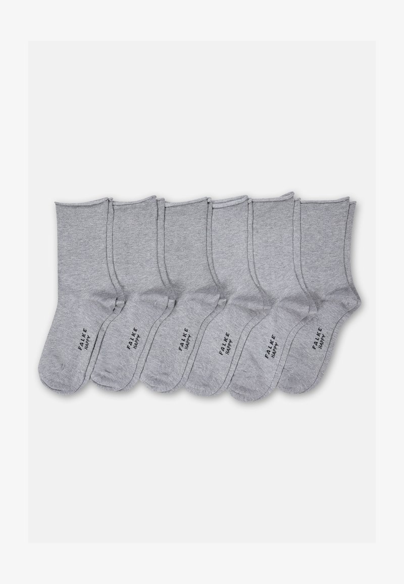 Šesť párov svetlosivých členkových ponožiek uložených vedľa seba, na podrážkach každej je čiernym písmom nápis "FALKE HAPPY".
