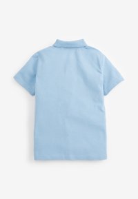 Helles blaues Polohemd mit kurzen Ärmeln, aus einem weichen Stoff gefertigt, mit klassischem Kragen und einem schlichten Design ohne Muster oder Verzierungen.