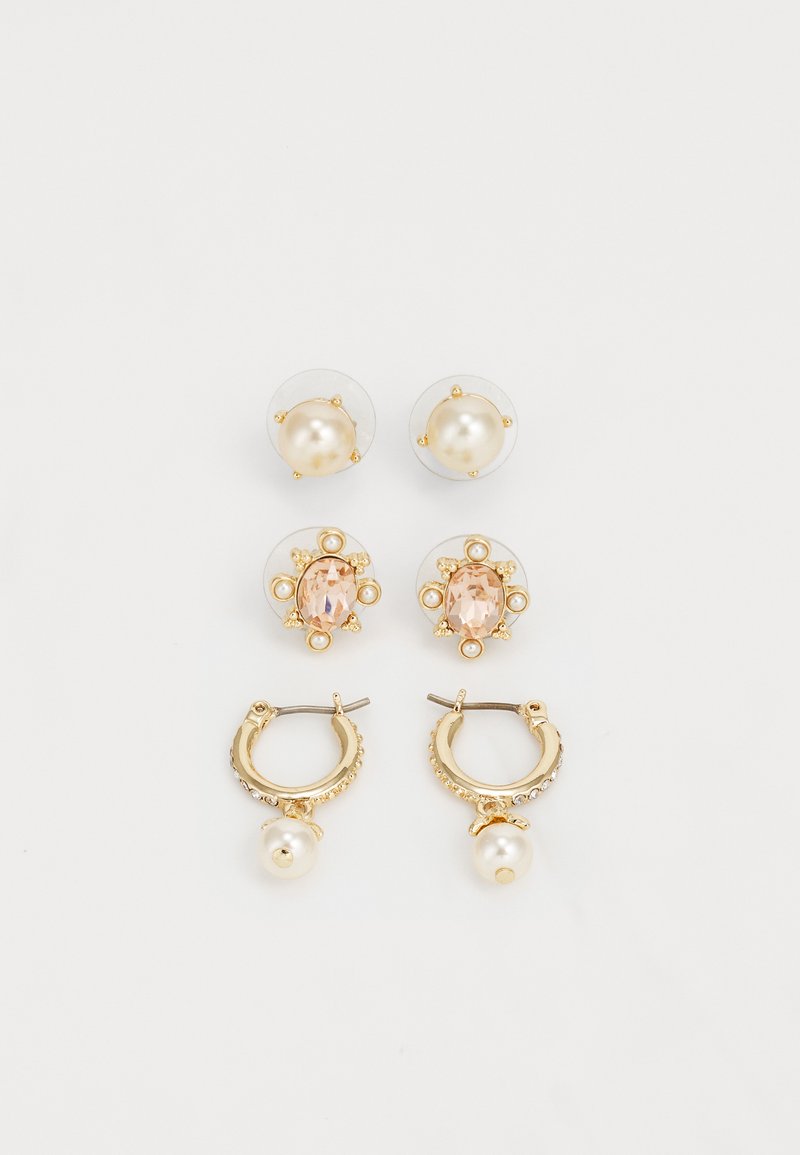 Zlaté náušnice: dva páry perlových náušnic s nástrčkami, jeden s průhlednou zarážkou, a pár zlatých kruhových náušnic s perlou a akcenty z kamínků.
