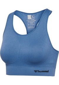 Niebieski bezszwowy sportowy biustonosz z designem typu racerback, formowanymi miseczkami i logo "hummel" na dolnej opasce. Informacje o pielęgnacji i materiale nadrukowane wewnątrz.