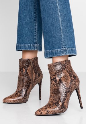 Bottines à talons hauts - brown