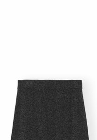 Temno siva krilo iz volnene mešanice z elastičnim pasom. Tekstura je mehka in rahlo puhasta, z gladkim zgornjim delom brez šivov.