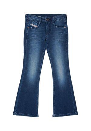 Jean évasé pour enfants bleu foncé avec une légère usure et une petite étiquette de marque sur la poche avant droite.