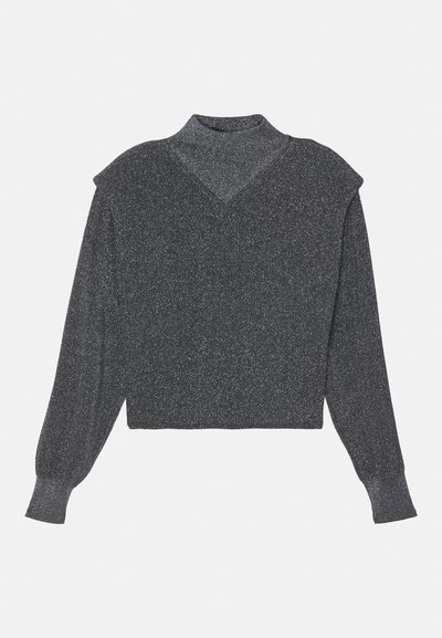 Grå glitrende sweater med høj halsudskæring, lange ærmer og en cropped pasform; har et V-formet designelement på skuldrene.