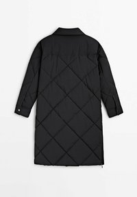 Zwarte gevoerde lange jas met een kraag, knopen aan de mouwen en een diagonale ruitpatroon met een zijrits voor sluiting.