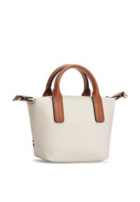 Μικρή μπεζ τσάντα χειρός με καφέ δερμάτινες λαβές και χρυσές μεταλλικές λεπτομέρειες, με μινιμαλιστικό σχέδιο και διακριτικό λογότυπο στο πλαινό μέρος.