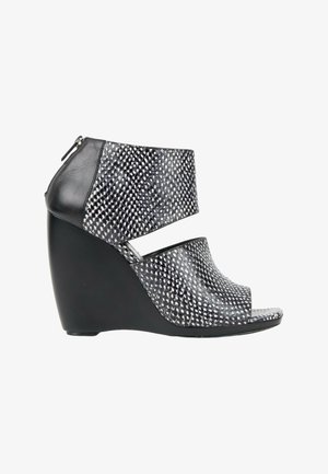 Balenciaga, Sandales à talons hauts - black