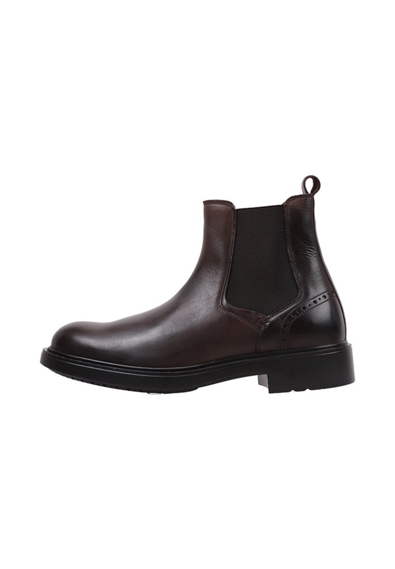 Bottines Chelsea en cuir marron avec des panneaux élastiques sur les côtés, bout rond, lanière de tirage et semelle épaisse en caoutchouc noir. Surface plate et texturée.