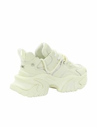 Mastywne sneakersy z jasnoszarym syntetycznym wierzchem, okrągłym noskiem, teksturowaną podeszwą i grubym, falistym wzorem podeszwy. Zawierają sznurowadła i akcentowane przeszycia.