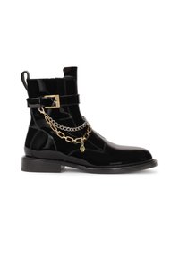 Botines de charol negro hasta el tobillo con punta redonda, que presentan un hebilla dorada, detalles de cadena y un tacón bajo en bloque. Acabado liso y brillante.