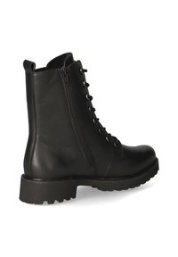 Bota de tobillo de cuero negro con cremallera lateral, parte frontal con cordones, suela gruesa y tacón bajo. Presenta una textura suave y una construcción duradera.