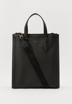 Juodas odinis rankinis krepšys su tekstūruota paviršiumi, dviem viršutinėmis rankenomis, reguliuojamu peties diržu ir auksiniu įspauduotu logotipu. Stačiakampio formos.