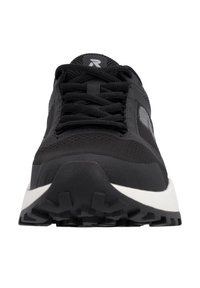 Schwarzer Sportschuh mit gestricktem Obermaterial, schwarzen Schnürsenkeln, robuster Sohle und weißer Zwischensohle, von vorne betrachtet.