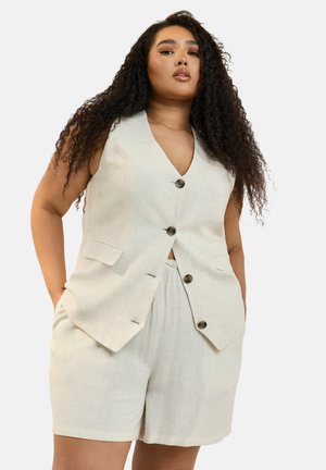 Linnen vest in lichtbeige met een V-hals, voorzien van drie knopen en twee voorkruiszakken, gecombineerd met bijpassende beige shorts.