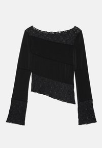 Schwarzes Langarmoberteil mit Spitzen_details am Ausschnitt, an den Bündchen und am asymmetrischen Saum, das diagonale feste Stoffpaneele aufweist.