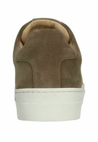 Sneaker en daim marron avec une semelle en caoutchouc blanc, présentant un col rembourré et une doublure intérieure lisse. Design minimaliste sans marque visible.