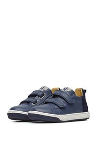 Sneaker in pelle blu con due cinturini in velcro, suola in gomma crema e dettagli in suede. Presenta un logo sulla linguetta e un colletto imbottito.