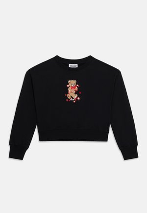 Czarna krótka bluza z misiem trzymającym czerwone serca oraz logo Moschino na piersi, z długimi rękawami i okrągłym dekoltem.