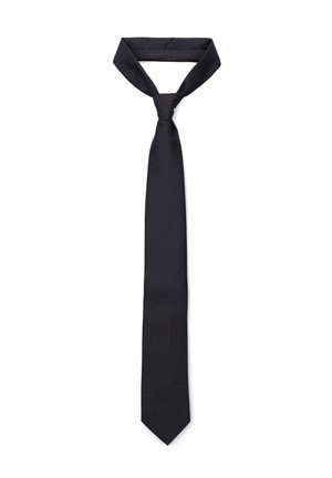 Krawat z jedwabiu w ciemnym granatowym kolorze o subtelnym diagonalnym wzorze tekstury, zawiązany klasycznym węzłem, na białym tle.