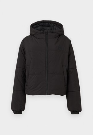 Giacca puffer nera cropped con cappuccio, dotata di zip frontale a tutta lunghezza, polsini elasticizzati e un logo discreto sul petto.