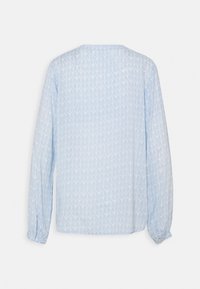 Helle blaue Bluse mit langen Ärmeln und weißem Blattmuster, mit gerafften Manschetten und runder Halsöffnung, von hinten auf einem weißen Hintergrund gezeigt.