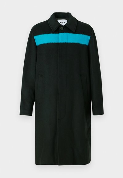 Cappotto lungo nero con un unico bottone in alto e una striscia orizzontale blu brillante sulla parte superiore del petto e sulle maniche, due tasche laterali e un colletto.