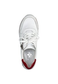 Weiße Ledersneaker mit flachen Schnürsenkeln, einem seitlichen Reißverschluss und roten Akzenten an der Ferse. Verfügt über eine strukturierte Innensohle und gesteppten Details.