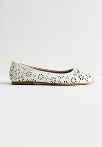 Ballerina bianca con intagli floreali, materiale sintetico liscio, punta arrotondata e un semplice fiocco decorativo sulla parte anteriore. Suola marrone.
