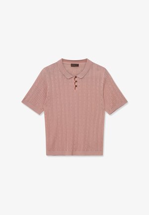Lahka rožnato obarvana kratka pletena polo majica z vzorcem luknjic, tremi rjavimi gumbi, rebrastim ovratnikom in manšetami ter majhnim zlatim logotipom blizu roba.