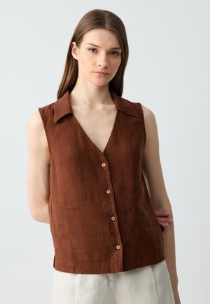 Top senza maniche in lino marrone con scollo a V, chiusura frontale con bottoni e colletto. Presenta un tessuto texturizzato e una vestibilità rilassata.