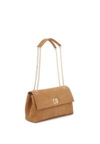 Lysebrun ruskindshåndtaske med en rektangulær form, der har en guldfarvet kædestrop og en forreste lås med et præget design.