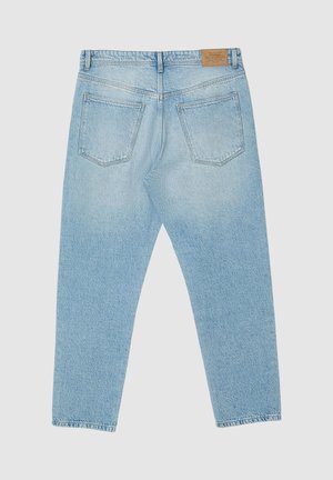 Jeans in denim azzurro chiaro con design a gamba affusolata, cinque tasche e una patch in pelle sulla cintura posteriore. Tessuto strutturato con aree sbiadite.