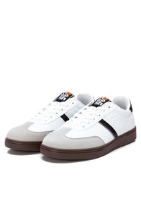 Zapatillas blancas con acentos de ante gris, diseño de franjas negras y una suela de goma marrón. Presenta un logo en la lengüeta y un cierre con cordones.