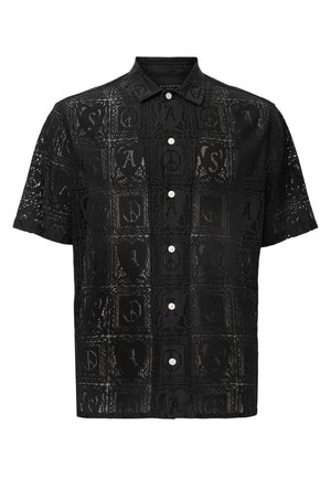 Svart t-shirt med kort ärm och spetsdesign med fyrkantiga mönster, subtila logotyper och knappstängning. Lätt, genomskinlig textur.
