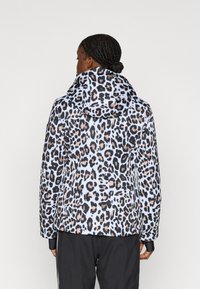 Giacca con motivo leopardato in tonalità di beige, nero e azzurro chiaro. Presenta un cappuccio, maniche lunghe e un tessuto liscio e strutturato.