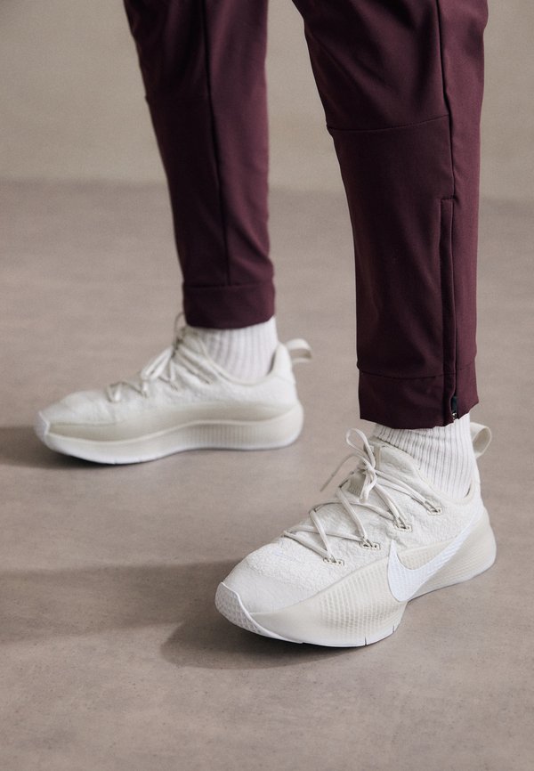 LEBRON TR 1 - Training shoe3