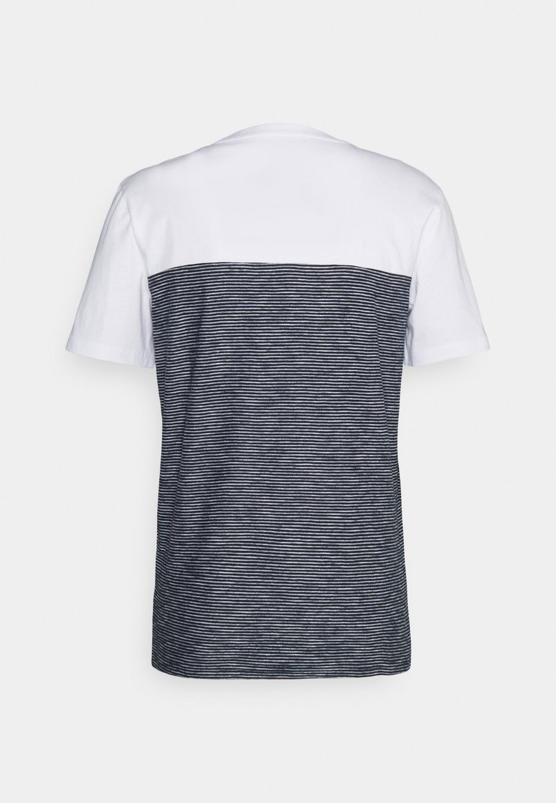 Herren T-Shirts basic | TOM TAILOR STRIPED WITH CUTLINE T-Shirt print white/weiß - VU54752 Herren T-Shirts basic | TOM TAILOR STRIPED WITH CUTLINE T-Shirt print white/weiß - VU54752