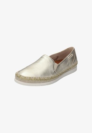 Chaussure à enfiler en cuir métallisé doré avec une tige en cuir lisse, des accents tissés le long de la semelle, et une semelle extérieure en caoutchouc blanc flexible.