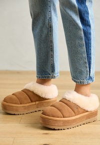 UGG TAZZLITA Scarpe senza lacci chestnut/cognac