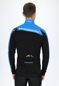 Zwarte lange mouwen fietsjack met blauwe accenten, voorzien van een ritsvak en een berglogo op de achterkant. Gemaakt van rekbaar materiaal.