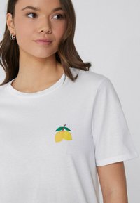 Tezenis Triko s potiskem - grün bianco stampa limone