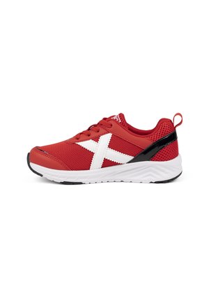 Zapatilla deportiva roja con logo blanco en forma de "X" en el lateral, detalle negro en el talón, suela blanca y cordones rojos, mostrada en perfil derecho.